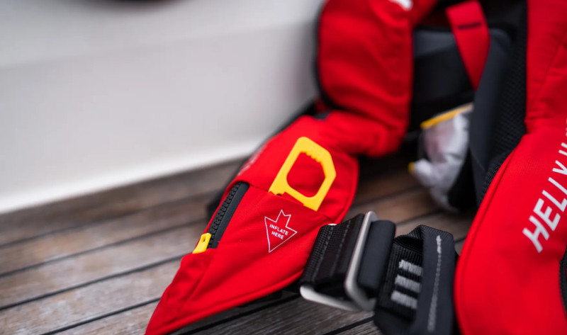 Kamizelki ratunkowe i kamizelki asekuracyjne Helly Hansen – bezpieczeństwo na wodzie dla każdego żeglarza